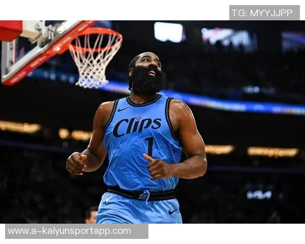 快船分享哈登与中国留学生约翰郝亲密合影表达感激之情