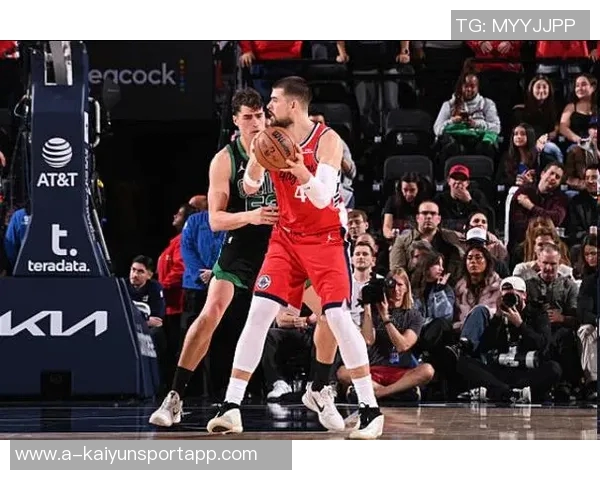 杰伦布朗主动请缨防守小卡马祖拉称赞其斗志与硬气